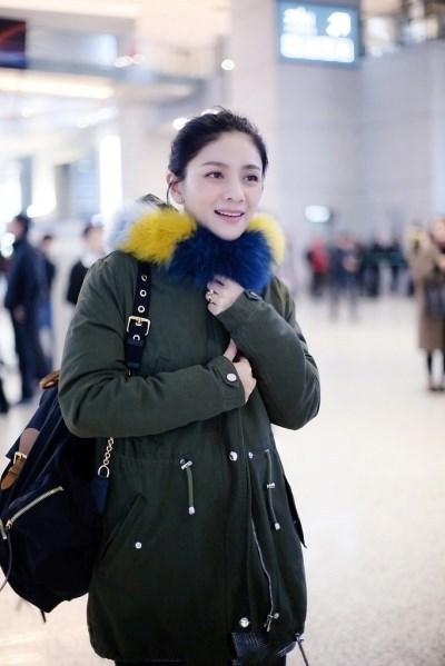 胡可好厉害！鸡毛掸子穿身上也能美翻天，网友：沙溢真赚大发了！