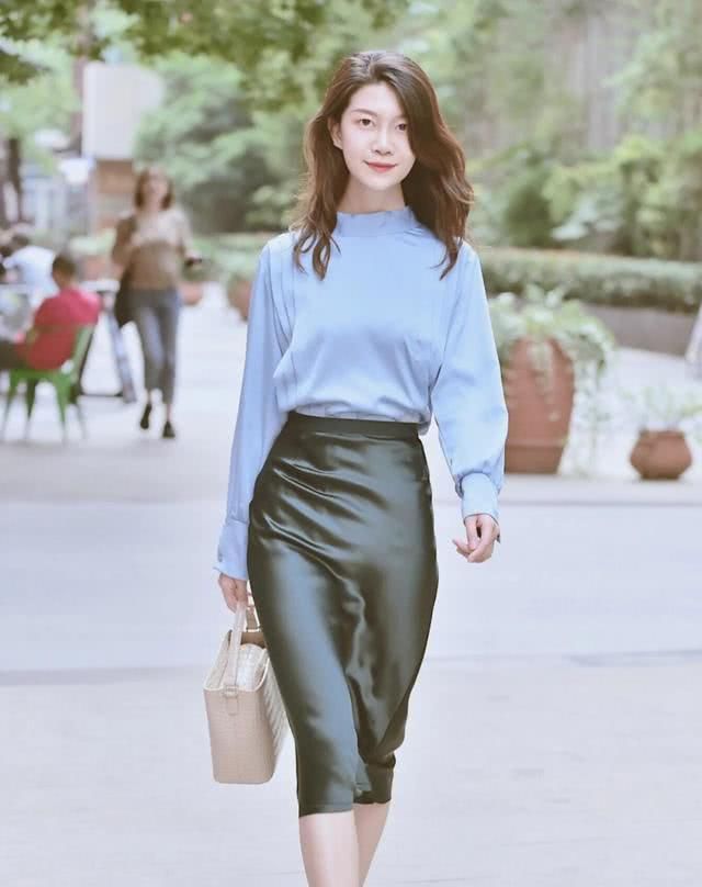  「展现出」一步裙才是提升女人味的法宝，这么穿更好看，让你轻松美成女神