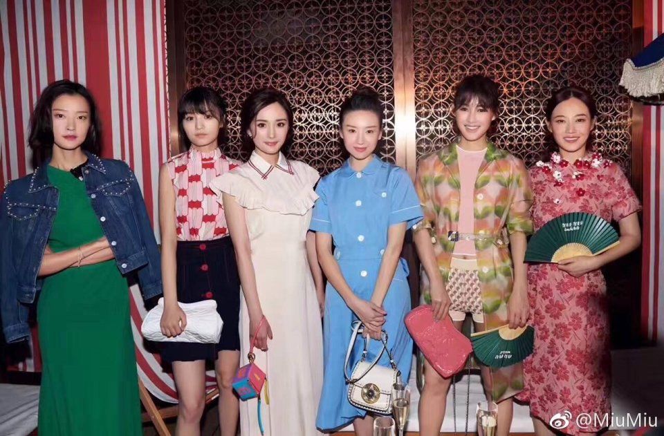 杜鹃真给梁朝伟面子，穿平底鞋现身，和穿高跟的唐嫣同框高下立现