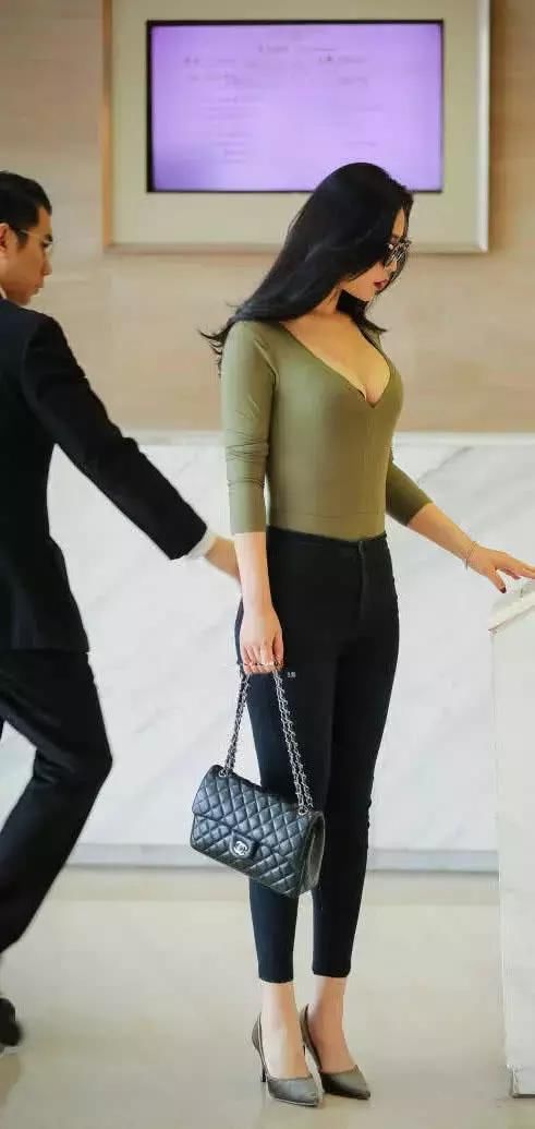 小姐姐一条紧身的黑色裤子，修饰腿型很好的拉长比例，充满女人味