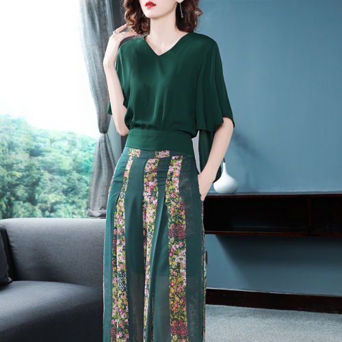 女人一旦过了40，别穿花里胡哨了，这样穿阔腿裤套装才显优雅美