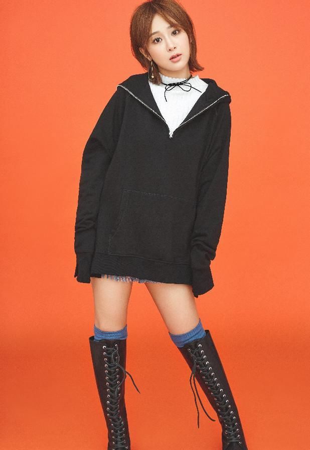 杨紫太优秀了，给水桶鞋缝了一双袜子，凹出无敌牙签腿!