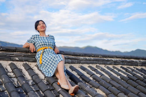 就着月光，伴着洱海，干了这瓶风花雪月，网友：小心喂鱼