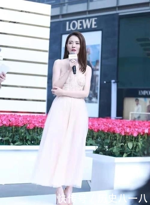 身穿■徐璐超有气质女神范,不整容就是美,身穿抹胸连衣裙优雅大气