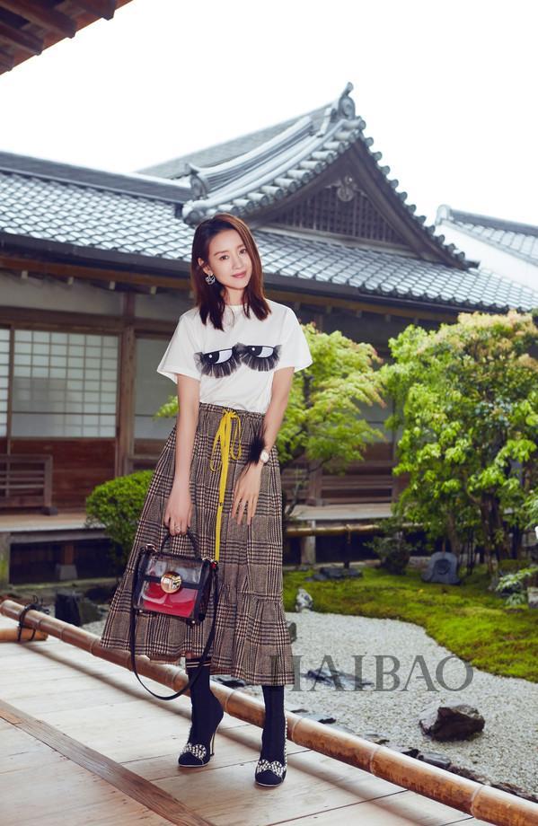 Tee+过膝裙Hold住各种场合 包你时髦一整夏！