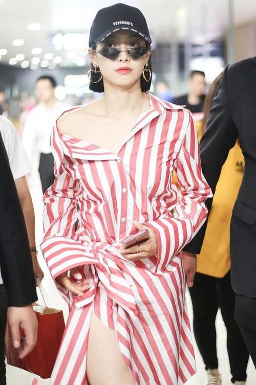 31岁宋茜厉害了！这么暴露的衣服都敢穿，网友：身材好太任性