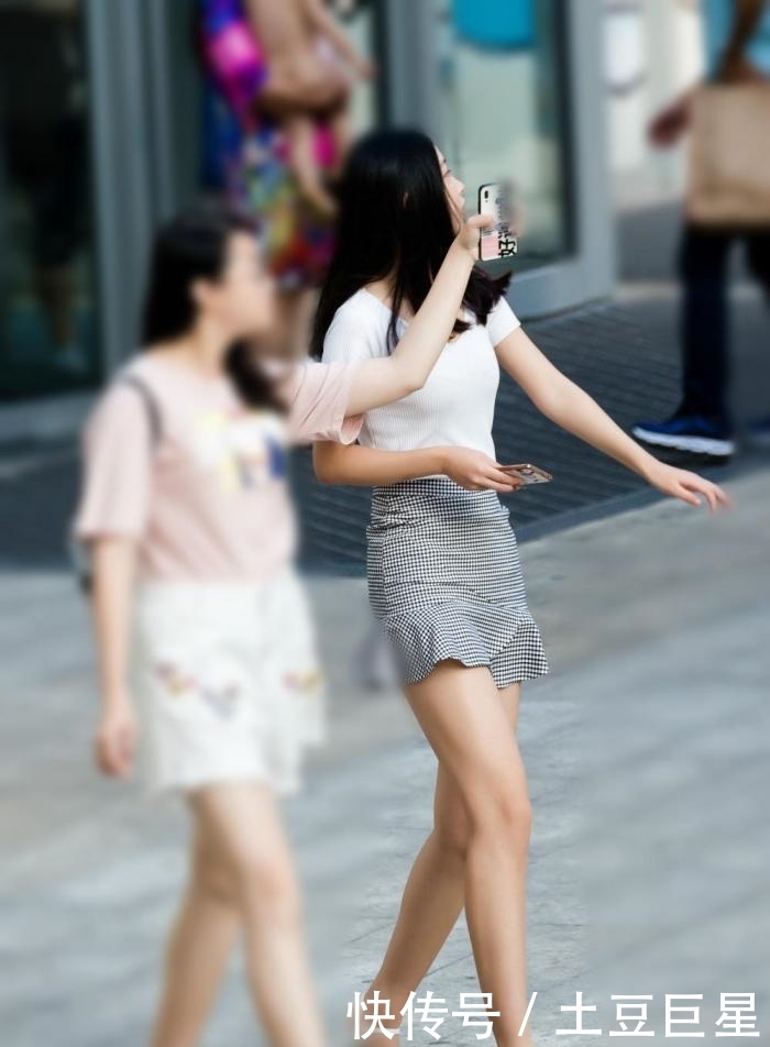 『hold』街拍 短裙配长腿, 这种fell你可hold住