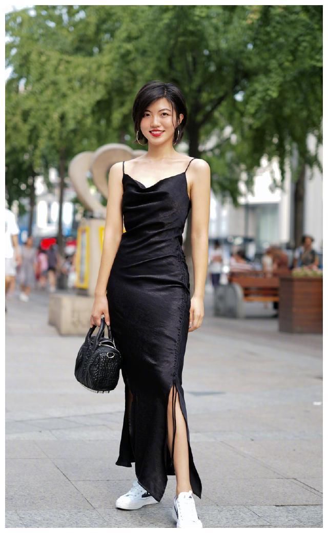 街拍：轻熟风少女穿搭，有一种独特的自信和魅力