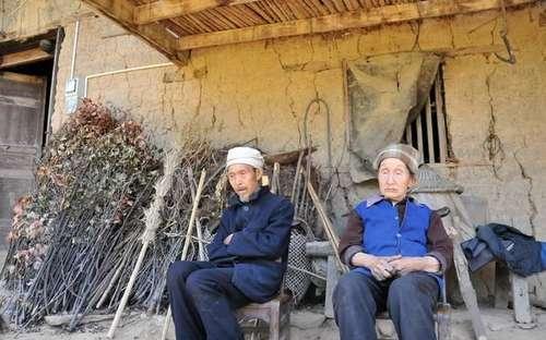 如果给65岁以上的农民发养老金400元，能确保基本生活吗？