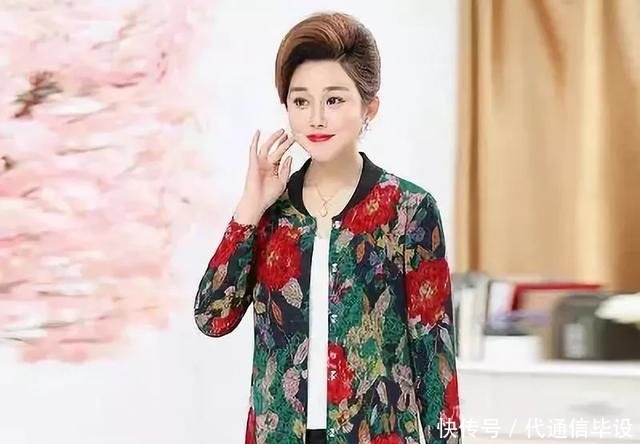 「女人」50岁女人别再穿妈妈装了,试试立体工艺T恤,时髦洋气又显嫩美