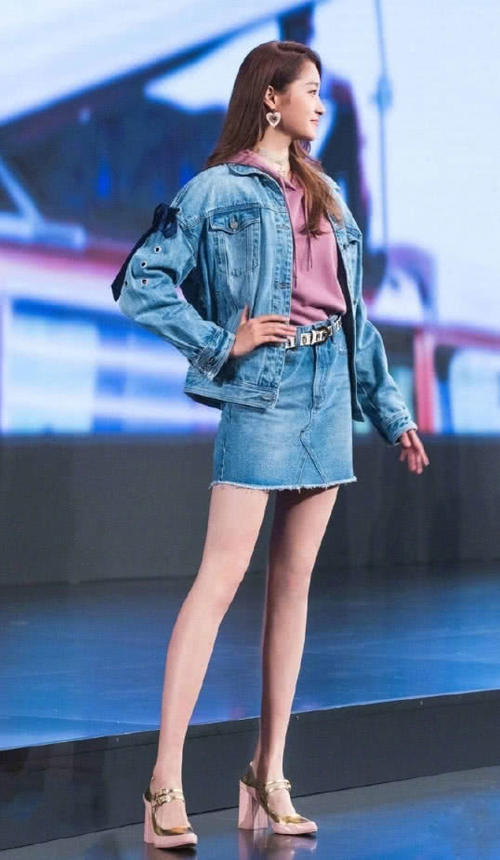 关晓彤一身牛仔装,“筷子腿”变“漫画腿”,看到鞋子彻底跪了!