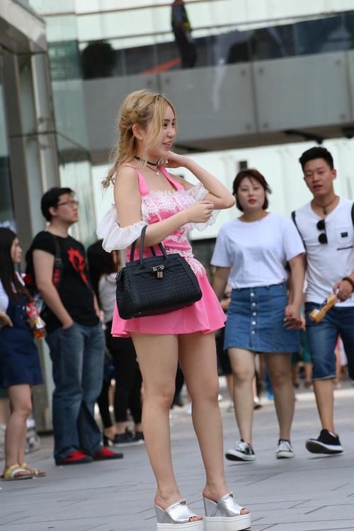 街拍：微胖女生身材火辣，网友：这是岛国的女仆装吗