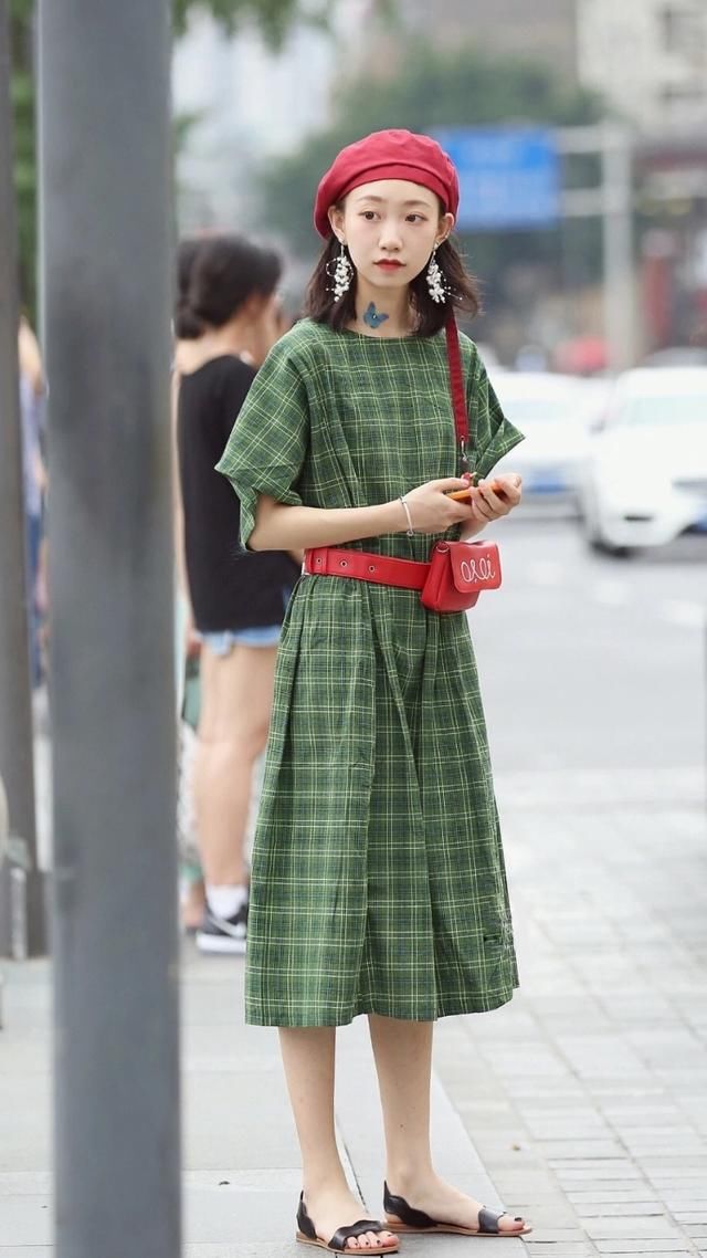 街拍丨夏天干嘛穿那么严实?露一点才好看!