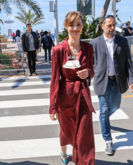  「风衣」春季风衣新穿法，变成裙装款式简约更百搭，穿上遮肉显瘦又时髦