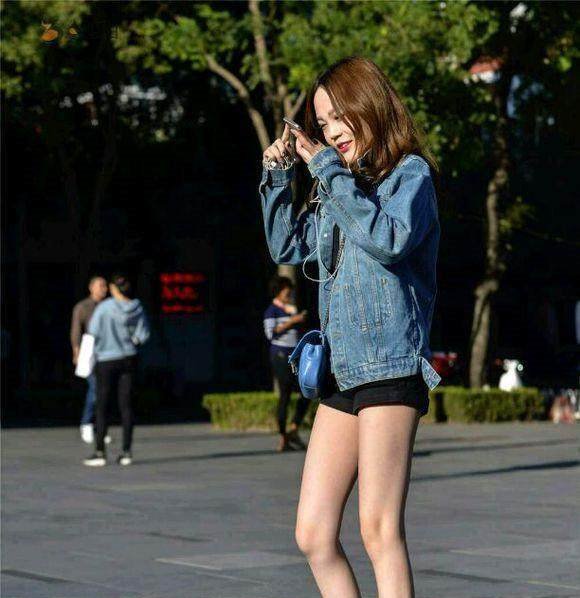 路边街拍美女 穿着时尚百搭,简约朴素,每一个都能吸引你的眼球