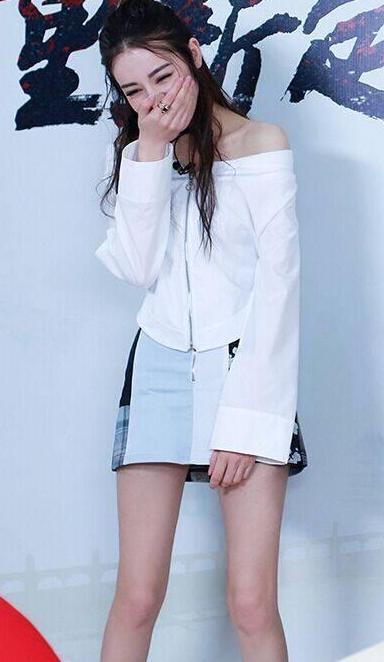 21岁关晓彤和26岁热巴同时撞衫，一个美如女神，一个却像路人