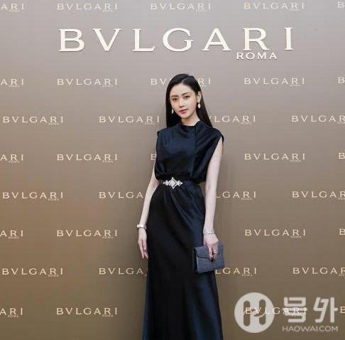 张天爱真是绝了，竟用铆钉凸显裤子的“蜘蛛网”，一般人学不来