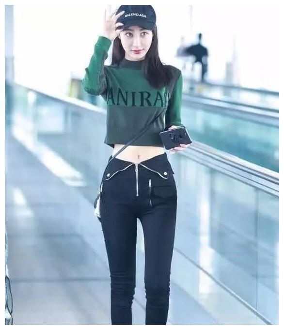 李菲儿鱼骨裙夸张，张雨绮、大S穿薄纱裙，一个真性感一个大妈相