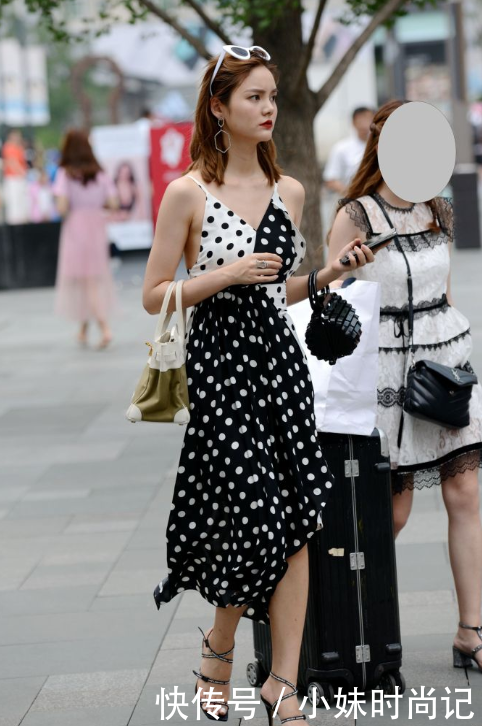  『美女』街拍：美女这斑点裙太吸睛了, 能把人看晕