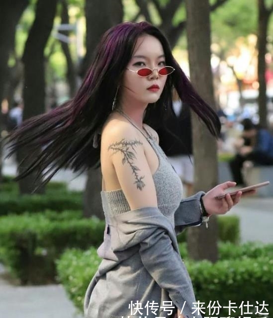  气质：街拍：芳菲妩媚的小姐姐，一件白色背心配牛仔短裤，优雅魅力气质