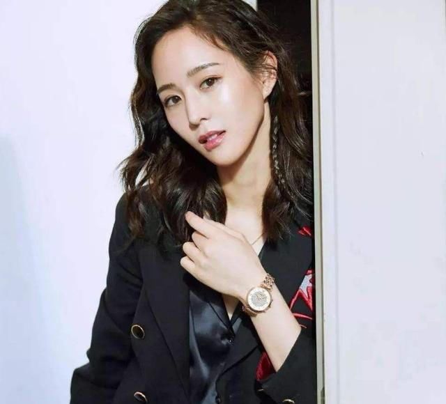  『佩戴』奔四的张钧甯，美艳如20岁少女，减龄服饰搭配精致首饰帮了大忙