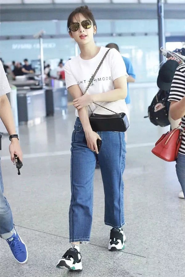 杨紫这么穿真显胖，直筒裤塞进T恤，网友：大长腿穿成短粗腿