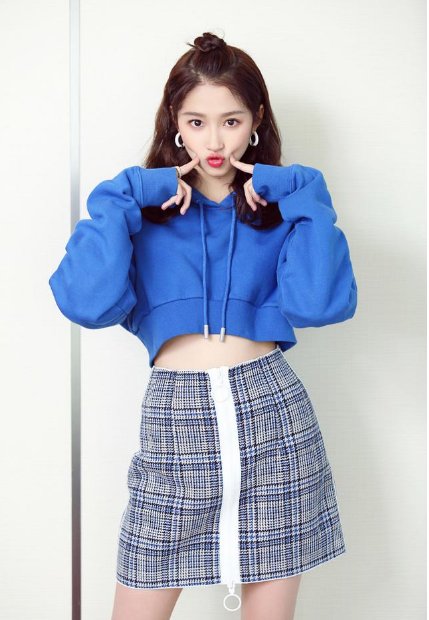 关晓彤都快把高腰裙提到胸口了,裙子还穿反?网友:这腿看了想跪