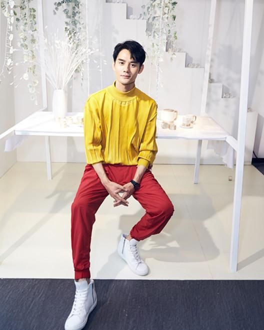 王凯亮相活动，他虽然和胡歌同岁，可比胡歌会穿多了!