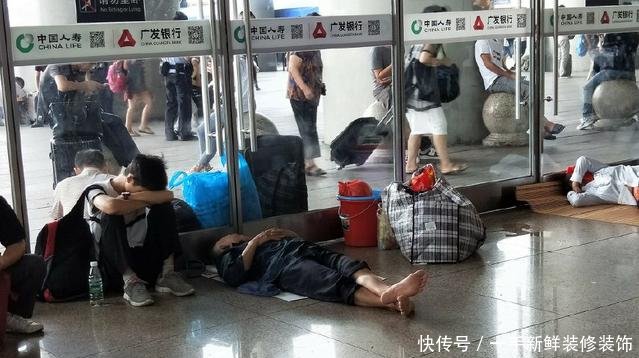 广州南站，每天铺席而睡的农民工，背井离乡还被驱赶