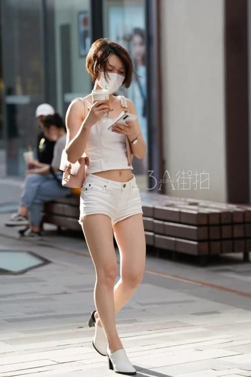  [身材]街拍：T恤＋牛仔裤，轻松搭配显身材，小女生的经典穿搭