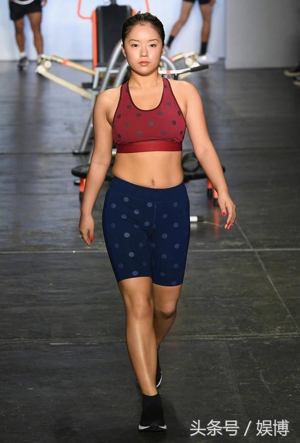 王菊T台首秀无眼妆似换脸，松弛赘肉被嘲像大妈，网友1分不能再多