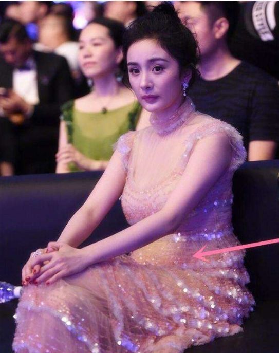 同样是穿小粉裙：赵丽颖廉价，关晓彤找不到腰，杨幂肚子隆起了？