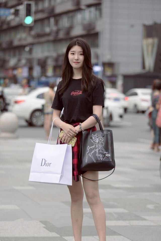 「个性」路人街拍:小姐姐最新时尚装扮,这个搭配有个性