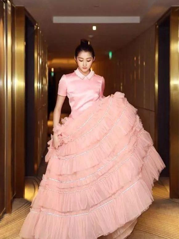 21岁关晓彤和29岁baby同时撞衫，网友：装萌和真萌一目了然