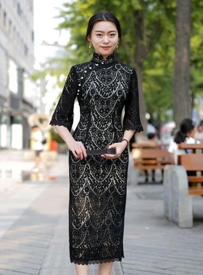  『时髦』街拍：小姐姐一款白色的中长款长T恤，走在大街上非常时髦