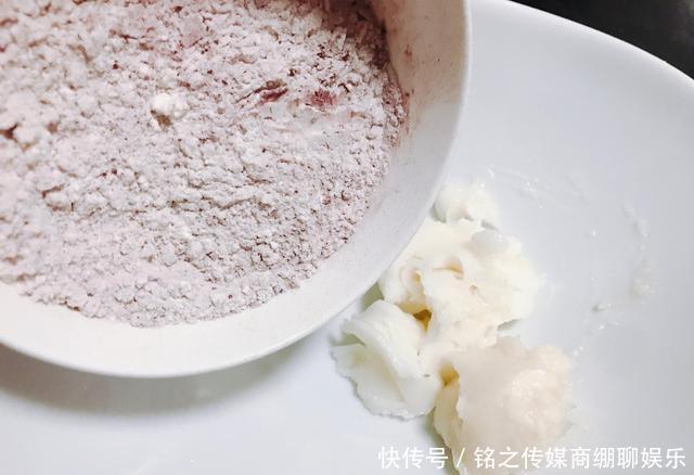  清明@清明时节教你做桃花酥，酥得掉渣一学就会，长辈特喜欢，全家爱吃