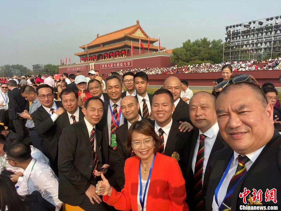  「sir」刘sir和同事“打卡”观礼现场