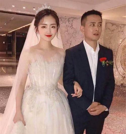  『生活中』“高颜值岳父”走红，新娘父亲被误认为新郎，新娘：这是我亲爸