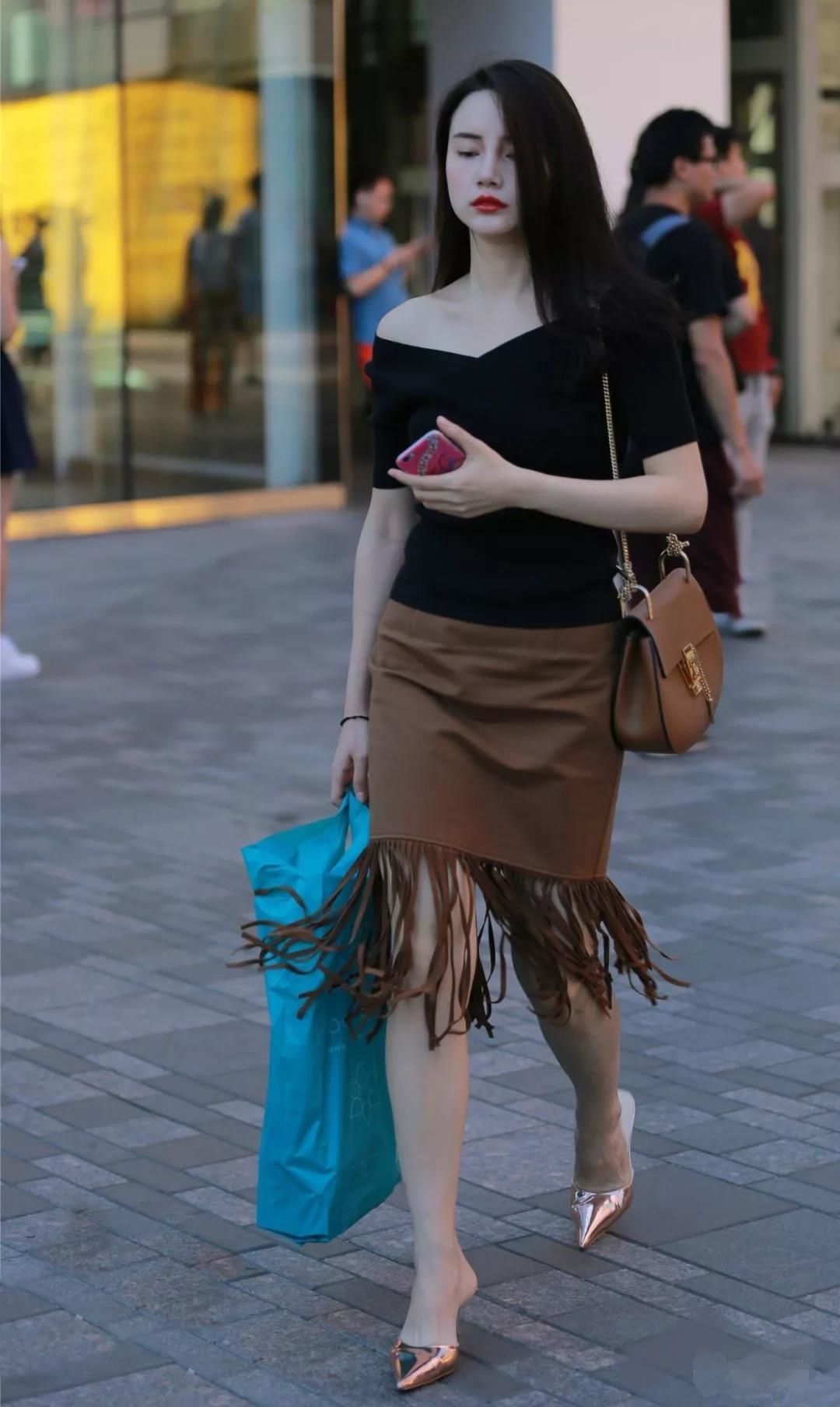 街拍路人，百搭，知性的气质穿搭参考，让你跟上时尚新潮流