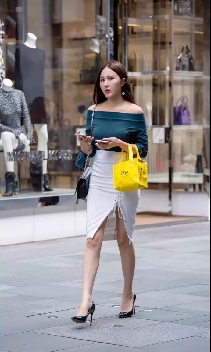 街拍：颜值与身段堪称完美不信你不喜欢
