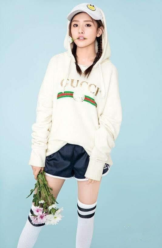 杨超越厉害了，穿绿色长筒袜，真的很会表现自己！