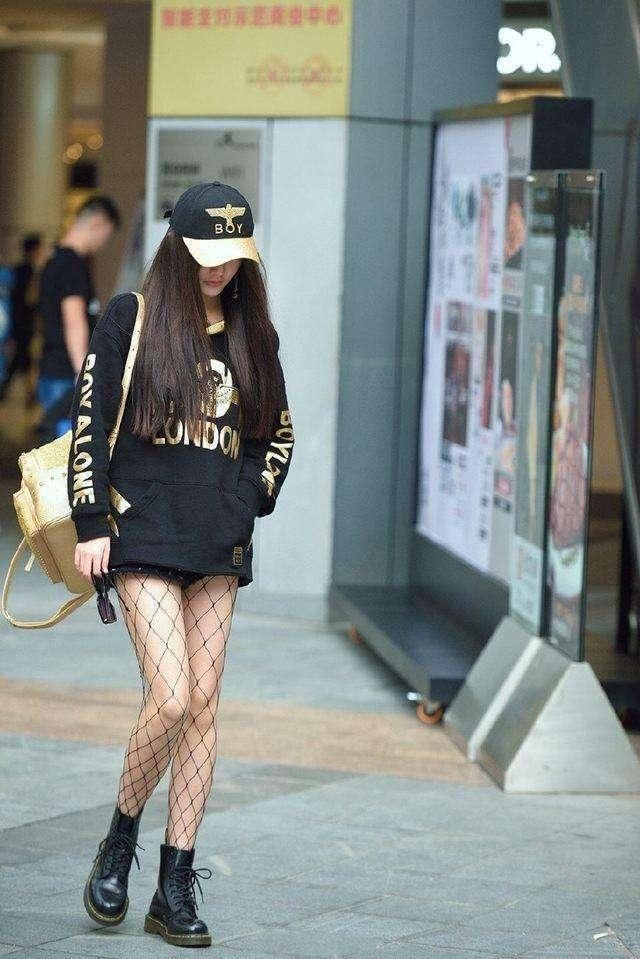  【辣妈】街拍: 年轻辣妈穿着贴身的薄纱包臀裙, 搭配肉色薄袜, 真的很迷人