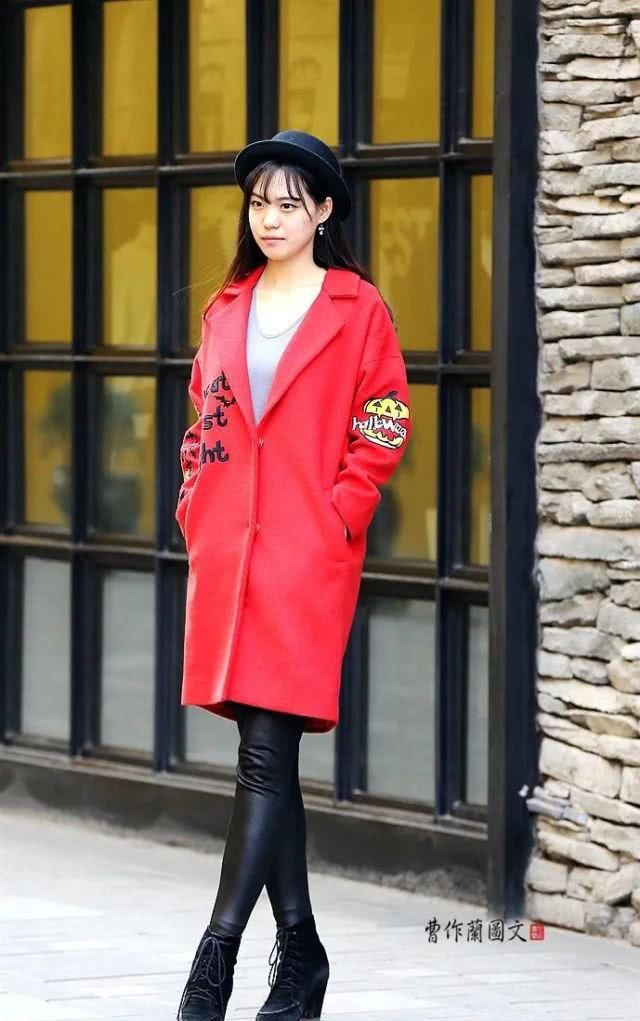  #漂亮#时尚街拍：用紧身皮裤配搭初春的漂亮美女