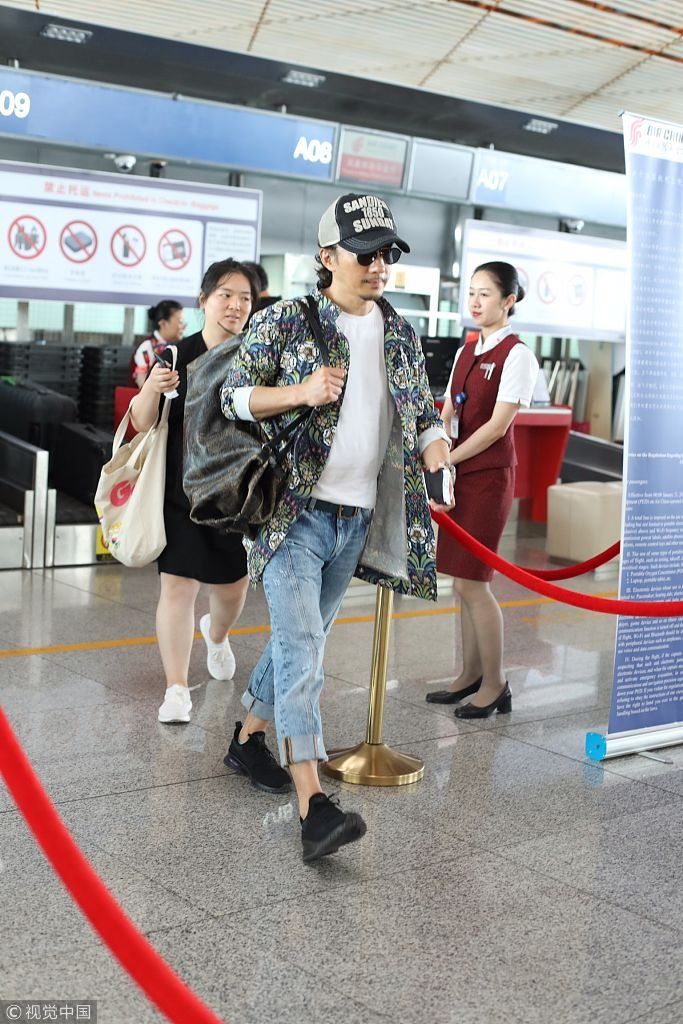 “全能大叔”赵立新穿“度假”衫配仔裤扮潮  扛大包走路生风似“