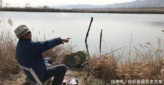  『摄影师』古稀老人爱垂钓，芦苇塘边一坐一天，说能不能钓到鱼并不重要