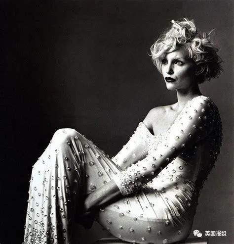 『 太绝』美艳撩人，这位金发超模太绝了，世界第一腿神
