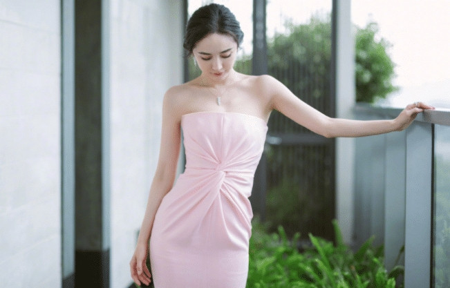 杨幂则@别人穿礼服都是配高跟鞋, 她却这么玩，有种“看不懂”叫杨幂,