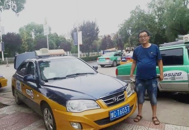 洛阳的哥陆续违章,路人却为他点赞……
