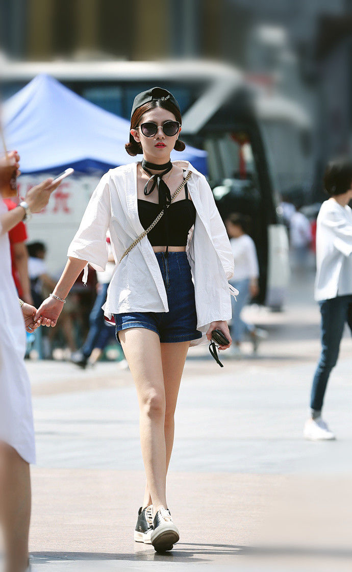 重庆街拍，一身优雅的穿搭，穿出女人优雅的味道