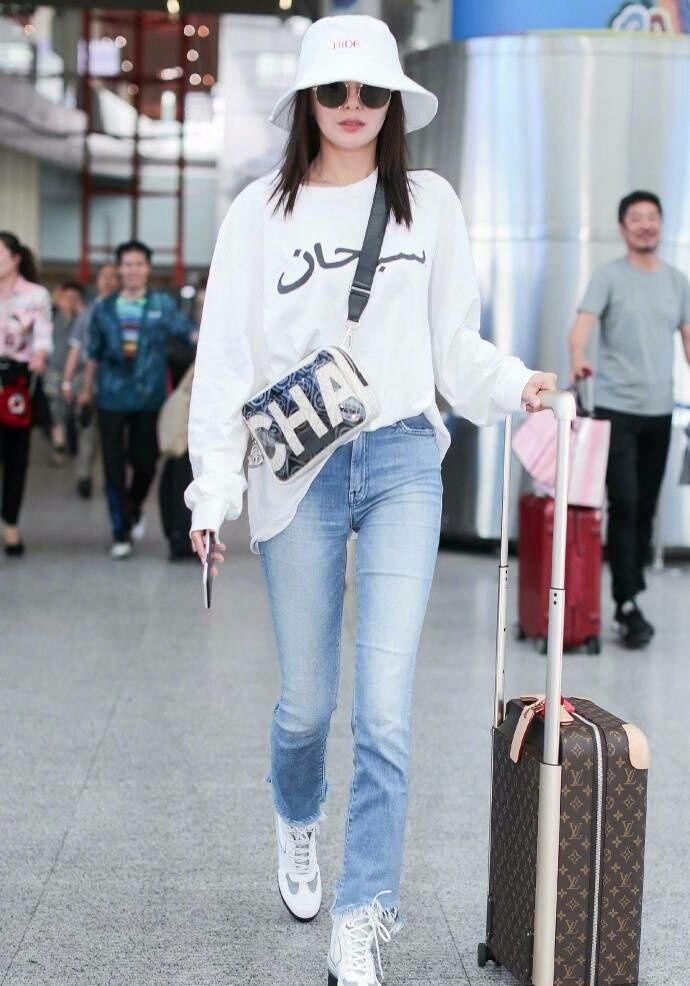 秦岚真是够了，腿没那么长还穿背带裤，扎起来还是像“打鱼”的!